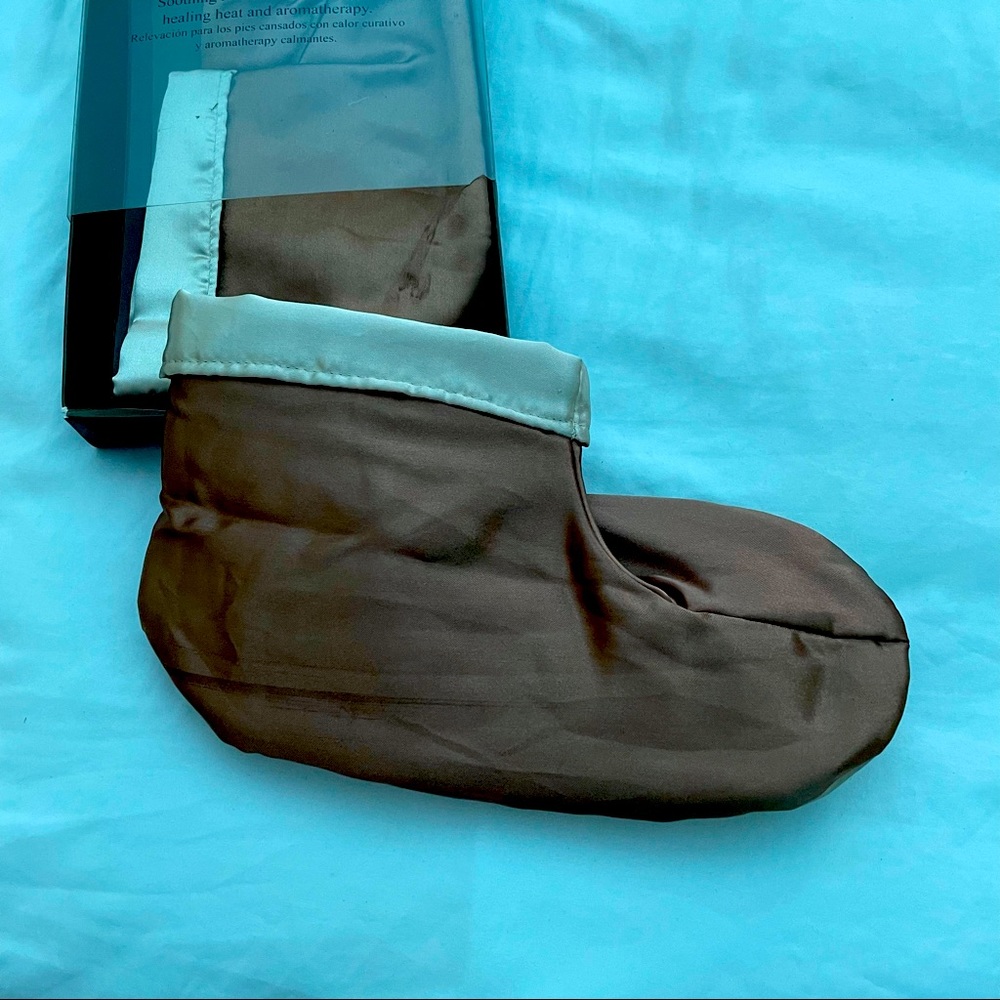 heatable booties with aromatherapy one size large. Never been used.
